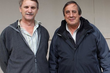 Links is voorsitter Christo Wessels saam met ‘n onlangse spreker by Gansbaai Fotografieklub, Wicus Leeuwner